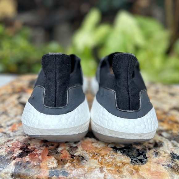 - ADIDASULTRABOOST 22 RUNNING SHOES size 7 women - Picture 5 of 15